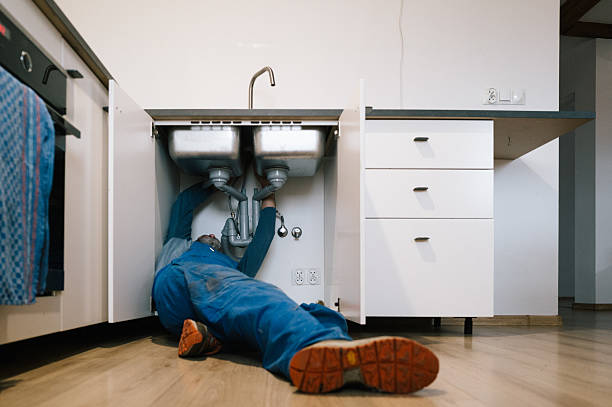 Professional Emergency Plumber technician working in Pinewood, FL
